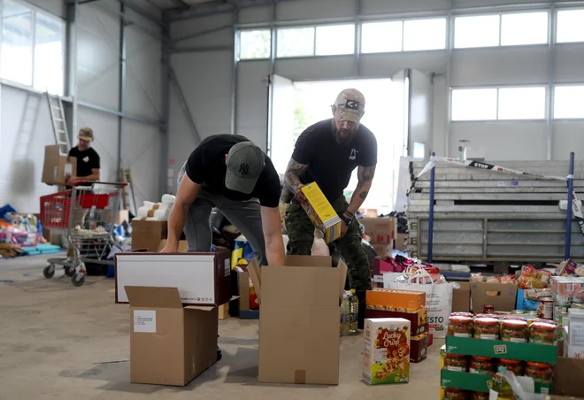 Odziv ljudi, ustanov in podjetij pri pošiljanju pomoči prizadetim v poplavah je izjemen, poudarjajo v humanitarnih organizacijah. FOTO: Blaž Samec