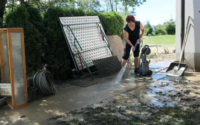 Vsi lastniki nepremičnin si ne morejo privoščiti zavarovanj za primer poplave ali plazu. FOTO: Blaž Samec/Delo