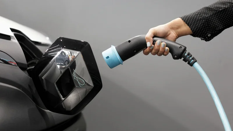 Renault je napovedal, da bo do leta 2027 stroške proizvodnje električnih avtomobilov moral znižati za 40 odstotkov. FOTO: Eric Gaillard/Reuters