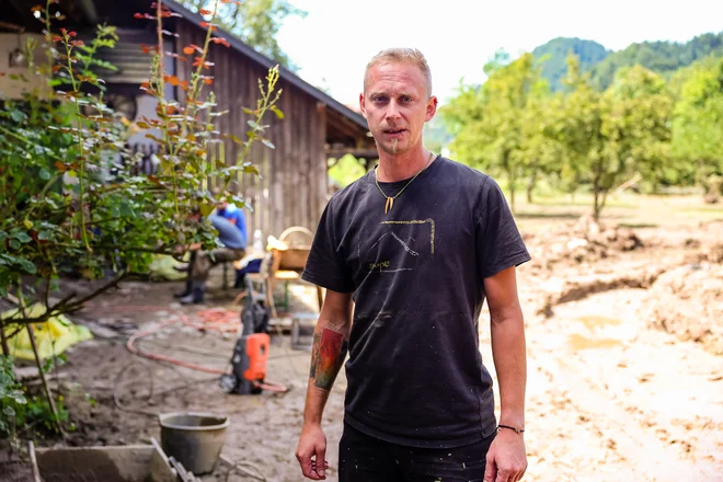 Janez Križnar, potomec lastnikov Nacetove hiše v Puštalu – njena zgodovina sega v 15. stoletje in je kulturni spomenik državnega pomena. FOTO: Črt Piksi