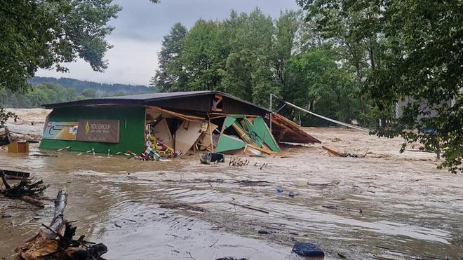 Na območju Tacna in Broda se je reka Sava hitro dvigala in najbolj poplavljala, zato so v prvih urah reševali ogrožene prebivalce in jih 55 evakuirali, okoli 90 objektov je bilo poplavljenih. FOTO: Kajakaška Zveza Slovenije
