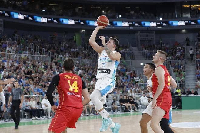 Luka Dončić je bil spet izjemno razpoložen. FOTO: Leon Vidic/Delo