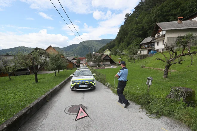 V minulih nočeh so se morali prebivalci Koroške Bele evakuirati, zdaj je ta ukrep preklican. FOTO: Dejan Javornik

 