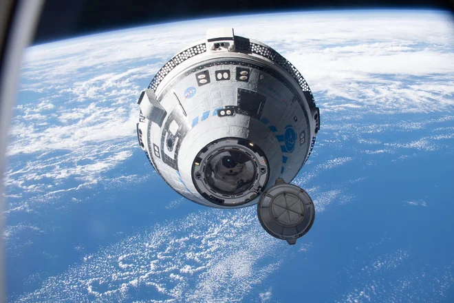 Takole se je lani starliner bližal postaji, na katero se parkira samodejno. Na naslednjem poletu bosta na krovu astronavta. FOTO: Nasa

 