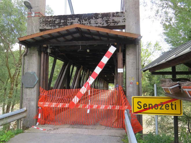 Most čez Savo v Jevnici ni tako hudo poškodovan, kot je kazalo med poplavami. FOTO: Bojan Rajšek/Delo