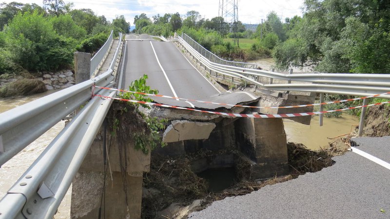 Fotografija: Močno poškodovan most na državni cesti na Vidmu nikoli več ne bo prevozen. FOTO: Bojan Rajšek/Delo