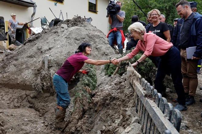 Predsednica evropske komisije Ursula von der Leyen med rokovanjem s slovensko smučarsko tekačico Natašp Lačen v Črni na Koroškem. FOTO: REUTERS/Borut Zivulovic