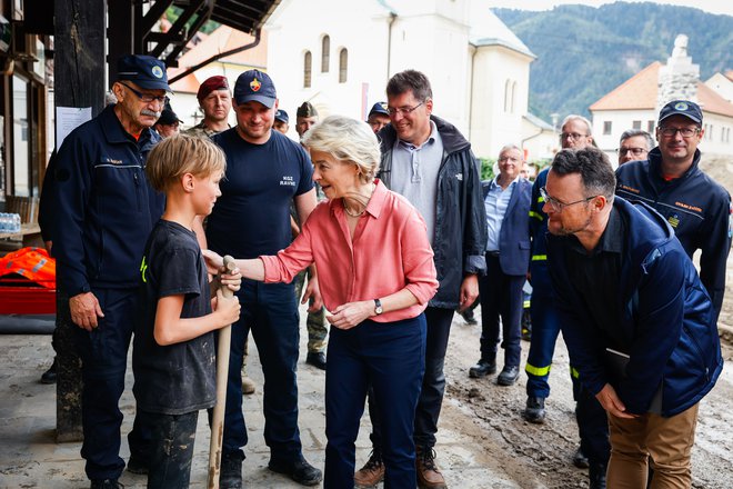 Preden je predsednica evropske komisije Ursula von der Leyen čustveno nagovorila poslance, je obiskala Črno na Koroškem. FOTO: Anže Malovrh/STA