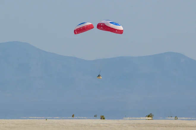 Pomanjkljivosti pri padalih niso tako zelo velike, vendar dovolj velike, da bodo morali znova opraviti nekaj testov. FOTO: Bill Ingalls/Nasa/AFP