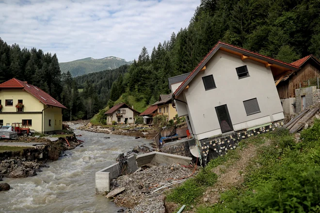 V Strugah si je Savinja vzela še eno strugo – državno cesto. FOTO: Blaž Samec/Delo