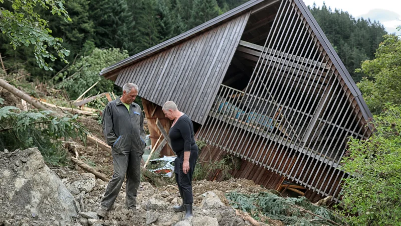 Marjeta in Dani Fale sta hlev v celoti obnovila, tu sta se želela ukvarjati tudi s turizmom. A najbolj boli, da že nekaj dni slišita jokati zasutega telička, do katerega ne morejo. FOTO: Blaž Samec/Delo