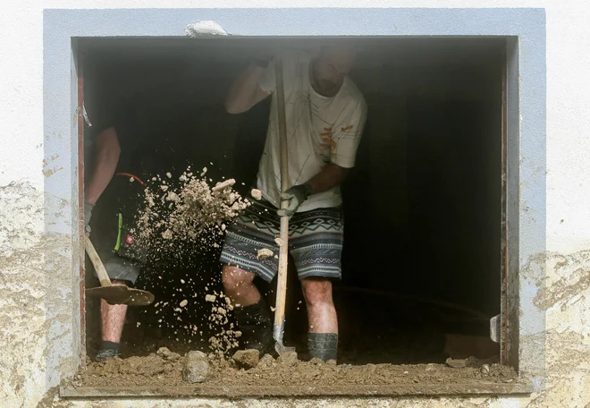 V Lučah je po zadnjih podatkih 15 hiš uničenih. Odnesla jih je voda ali plaz, ali pa so povsem zasute. FOTO: Blaž Samec/Delo