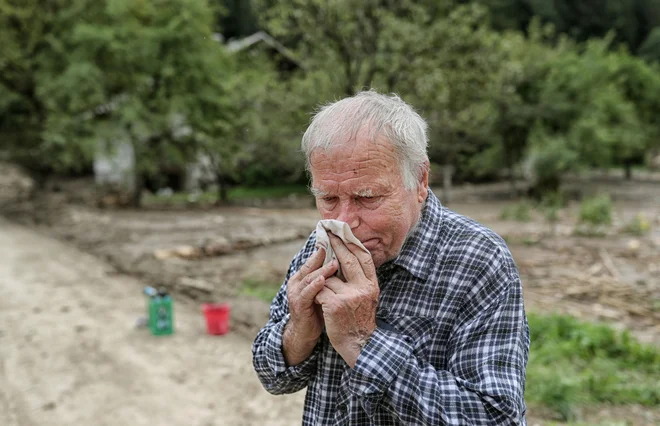 Oče Marjete Fale Albin Kaker se v hišo, v kateri je še vedno voda, ne more vrniti. FOTO: Blaž Samec/Delo