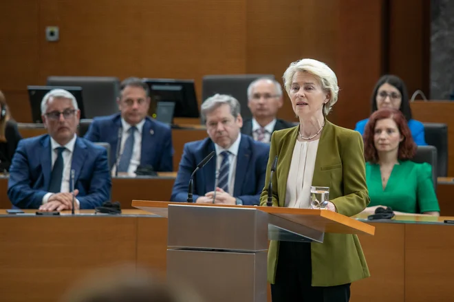 Ursula von der Leyen med nagovorom v parlamentu. FOTO: Voranc Vogel