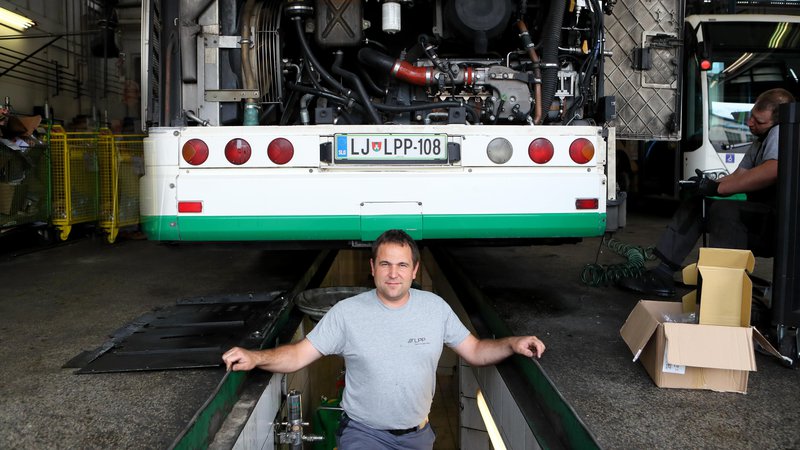 Fotografija: Peter Čamernik je vodja servisne skupine LPP, ki skrbi za redno vzdrževanje skoraj 300 avtobusov. FOTO: Dejan Javornik/Slovenske novice