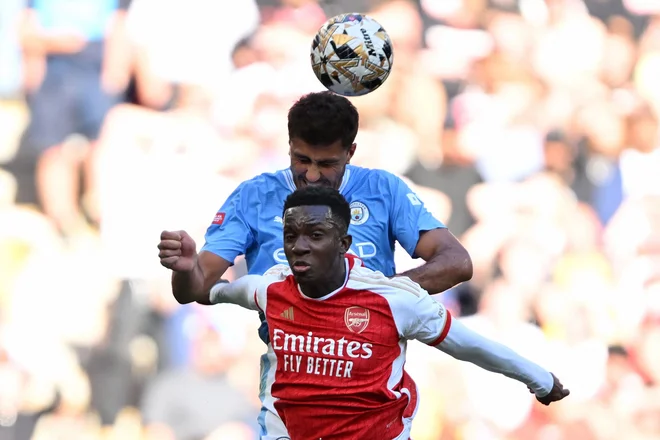 Letos bodo v ospredju dvoboji Manchester Cityja in Arsenala. Prvega so v angleškem superpokalu dobili Londončani. Foto Justin Talis/AFP