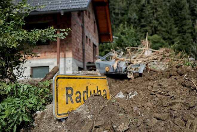 Sanacija po poplavah v naselju Luče FOTO: Blaž Samec/Delo