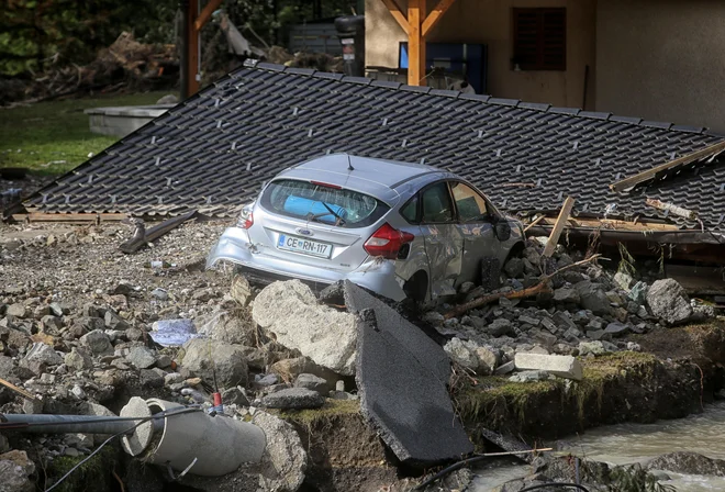 Sanacija po poplavah v naselju Luče FOTO: Blaž Samec/Delo