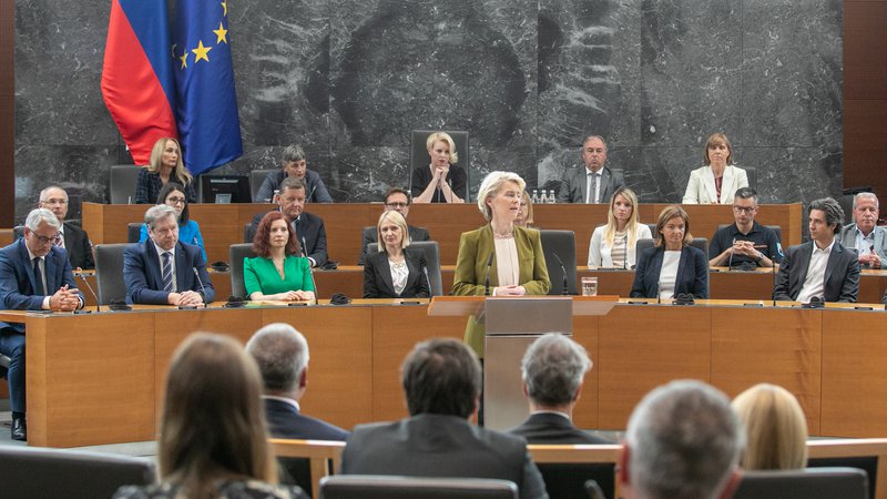 Fotografija: Predsednica evropske komisije Ursula von der Leyen je prinesla sporočilo, da lahko Slovenija računa na precej sredstev iz skladov EU za obnovo v poplavah razrušene države. FOTO: Voranc Vogel/Delo