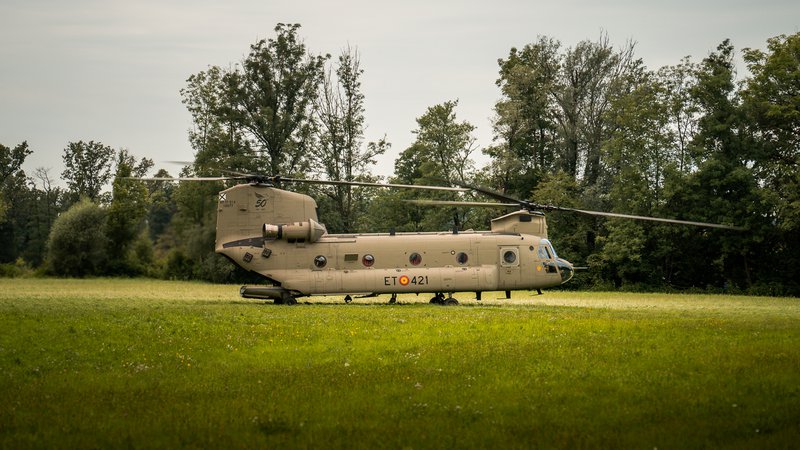 Fotografija: Helikopter CH-47F chinook španske vojske je pred dnevi prispel v Slovenijo. FOTO: Slovenska vojska