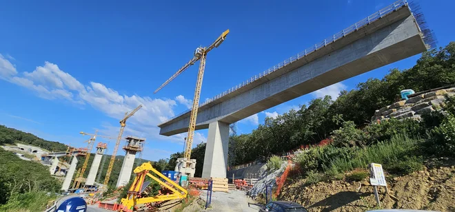 Pri viaduktu Vinjan so bile težave na začetku, ko so ugotovili, da morajo zaradi fosilnega plazu spremeniti temelje in podporne stebre ter tehnologijo gradnje. Končali naj bi čez dobre štiri mesece. Foto Boris Šuligoj