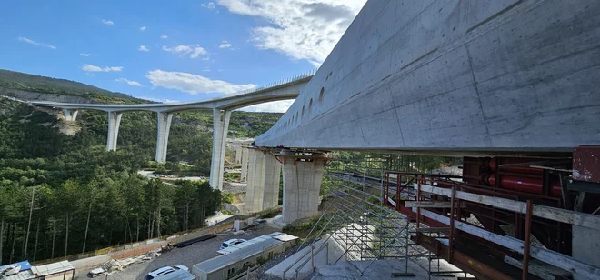 Z narivno tehniko so postopoma zgradili že več kot polovico preklad viadukta Gabrovica po projektih Marjana Pipenbaherja. Foto Boris Šuligoj