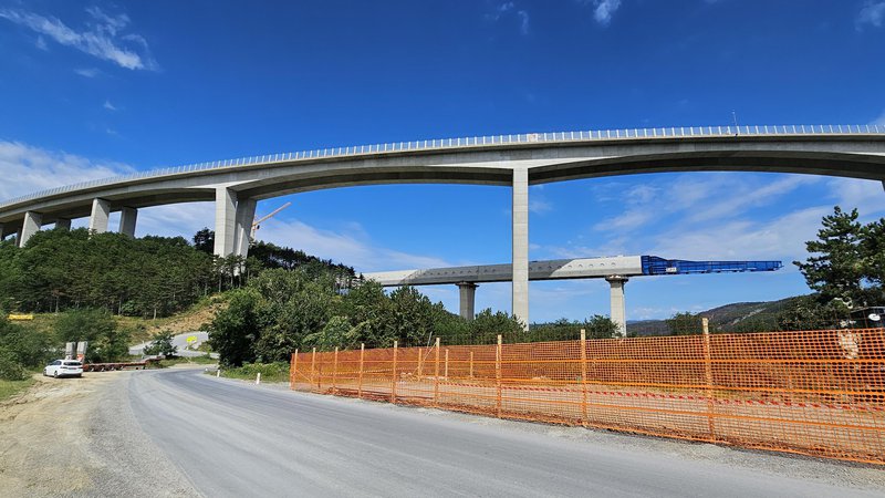 Fotografija: Tako se kaže viadukt Gabrovica v ozadju in pod viaduktom Črni Kal.

Foto Boris Šuligoj