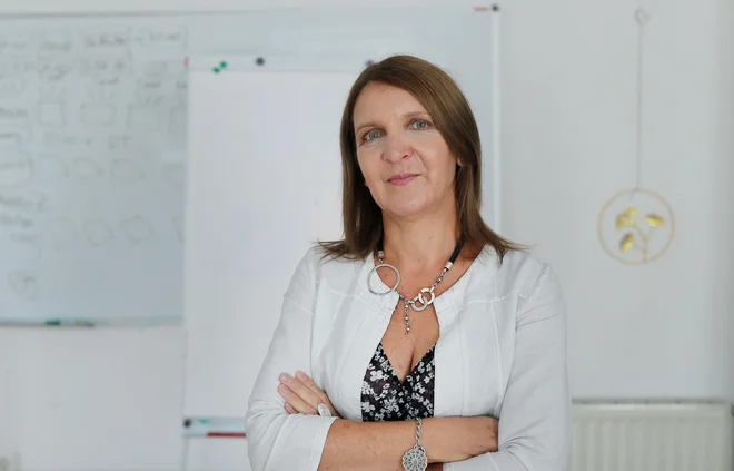 Mateja Štirn: Ljudje lahko doživijo zelo težke izkušnje, kot so zlorabe v otroštvu ali izkušnje vojne, pa so z ustrezno pomočjo in podporo uspeli predelati travmatske izkušnje in zaživeti kakovostno življenje. FOTO: Blaž Samec/Delo