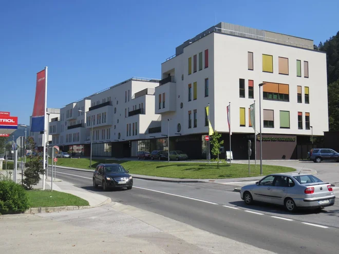 Pouk glasbe poteka v treh nadstropjih medgeneracijskega središča Šmelc v Litiji. FOTO: Bojan Rajšek/Delo