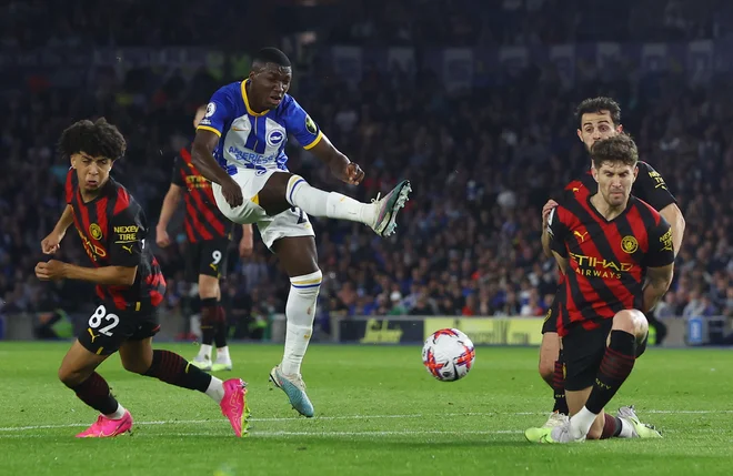Ekvadorec Moises Caicedo (v modro-belem dresu) je porušil otoški prestopni rekord. FOTO: Paul Childs/Reuters