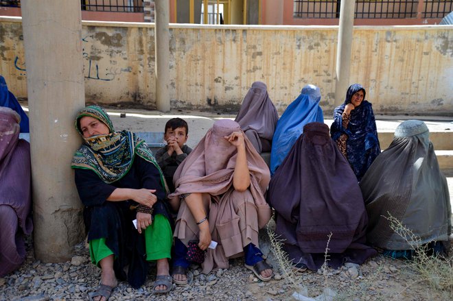 Ženske med čakanjem na pakete humanitarne pomoči v Kandaharju. FOTO: Sanaullah Seiam/Afp