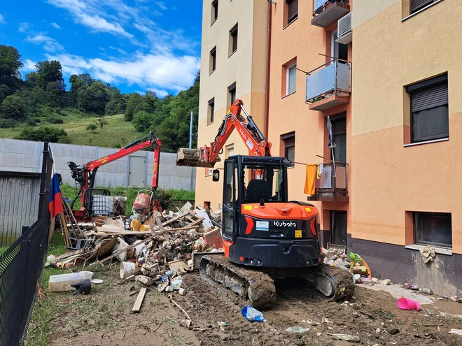 Večinoma so Laško po poplavi že očistili, pomagali so tudi številni prostovoljci. FOTO: Špela Kuralt/Delo