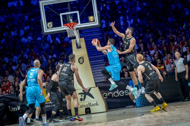 Luka Dončić (z žogo) in soborci so imeli v tokrat preveč kriznih trenutkov. FOTO: FEB