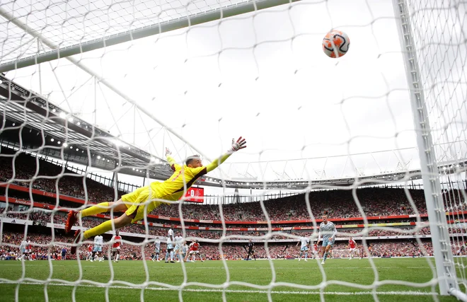Bukayo Saka je s sijajnim strelom zatresel mrežo za Arsenalovo prednost z 2:0. FOTO: David Klein/Reuters