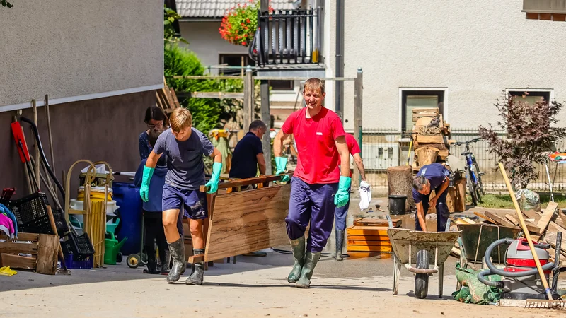 Fotografija: Zdaj si ljudje pomagajo kot sosedje, prijatelji in sokrajani, vsi odpravljajo posledice, kolikor lahko. Potem ko bo treba obnoviti hiše, bodo nastali stroški, in na ravni korporacije smo se dogovorili, da bomo pomagali sodelavcem, ki so se znašli v najbolj kritičnih razmerah, je povedal direktor Poclaina Hydraulics Aleš Bizjak. FOTO: Črt Piksi/Delo