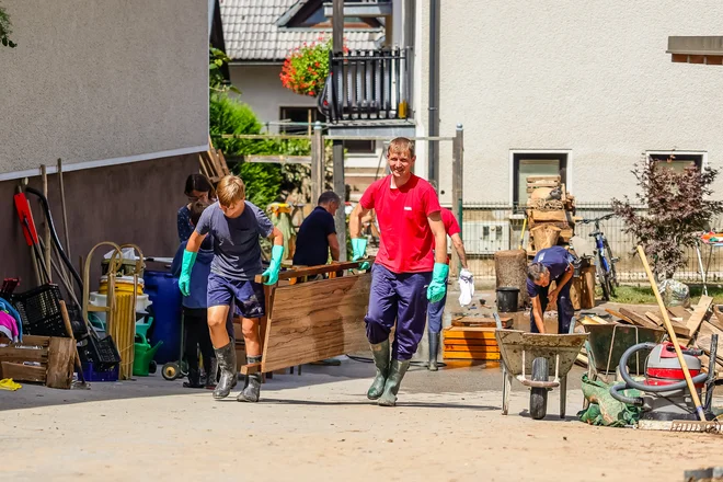 Zdaj si ljudje pomagajo kot sosedje, prijatelji in sokrajani, vsi odpravljajo posledice, kolikor lahko. Potem ko bo treba obnoviti hiše, bodo nastali stroški, in na ravni korporacije smo se dogovorili, da bomo pomagali sodelavcem, ki so se znašli v najbolj kritičnih razmerah, je povedal direktor Poclaina Hydraulics Aleš Bizjak. FOTO: Črt Piksi/Delo