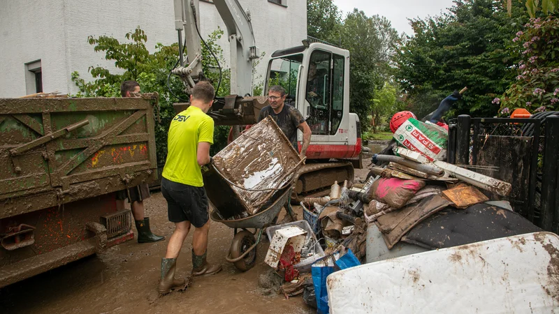 Fotografija: Na Agenciji za zavarovalni nadzor svetujejo, da zavarovanci sprva poskrbijo za svoje življenje in varnost, ko razmere to omogočajo, pa škodo dokumentirajo s fotografijami in posnetki ter sledijo navodilom zavarovalnic za prijavo škode. FOTO: Voranc Vogel