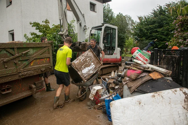 Na Agenciji za zavarovalni nadzor svetujejo, da zavarovanci sprva poskrbijo za svoje življenje in varnost, ko razmere to omogočajo, pa škodo dokumentirajo s fotografijami in posnetki ter sledijo navodilom zavarovalnic za prijavo škode. FOTO: Voranc Vogel