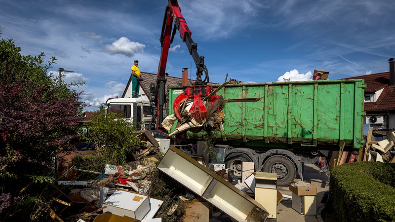 Fotografija: Za poplavami so ostali kupi uničenega pohištva in ruge opreme. FOTO: Voranc Vogel/Delo