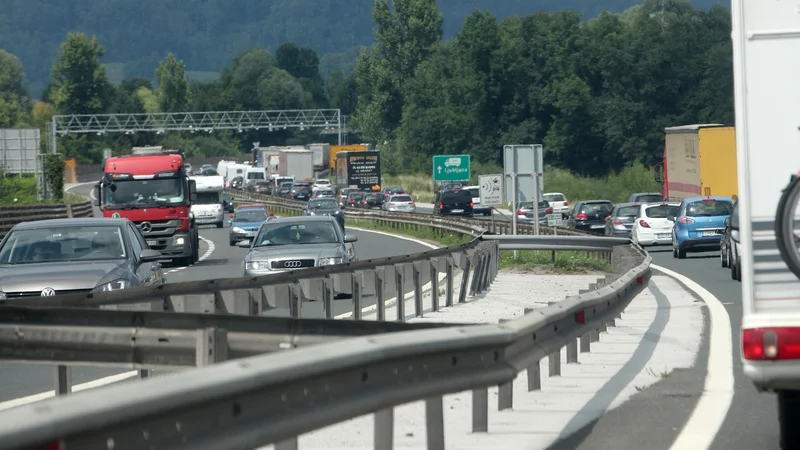 Na primorski avtocesti je promet upočasnjen od Ljubljane proti Postojni. Fotografija je simbolična. FOTO: Mavric Pivk/Delo