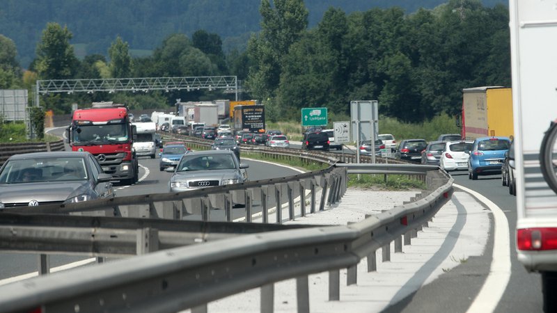 Fotografija: Na primorski avtocesti je promet upočasnjen od Ljubljane proti Postojni. Fotografija je simbolična. FOTO: Mavric Pivk/Delo