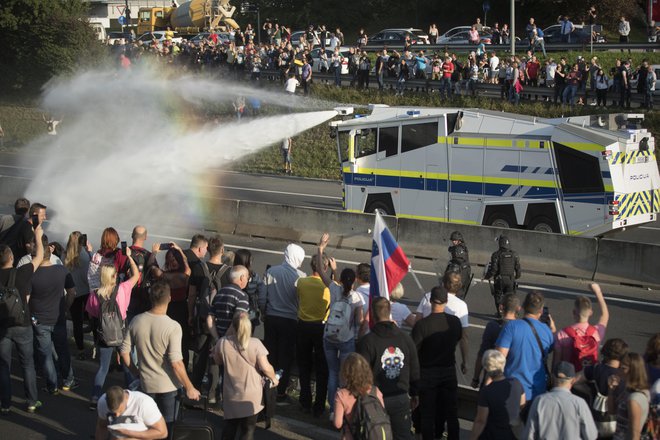 Protivladne demonstracije v Šiški. FOTO: Jure Eržen/Delo