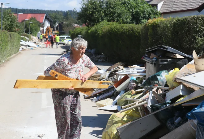 Starejši bodo sami težko počistili svoja od vode močno poškodovana bivališča, zato nujno potrebujejo pomoč prostovoljcev, s svojimi pokojninami pa bodo tudi težko plačali sanacijska dela. FOTO: Dejan Javornik