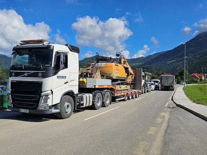 Prevoz gradbenih strojev skupine Kolektor Construction na prizadeta območja. FOTO: Kolektor Construction