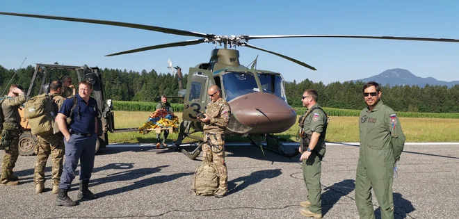 Slovenski piloti se pripravljajo na prvi jutranji let, s katerim bodo odpeljali na svoja mesta »kontrolorje združenega ognja«. Foto Milena Zupanič