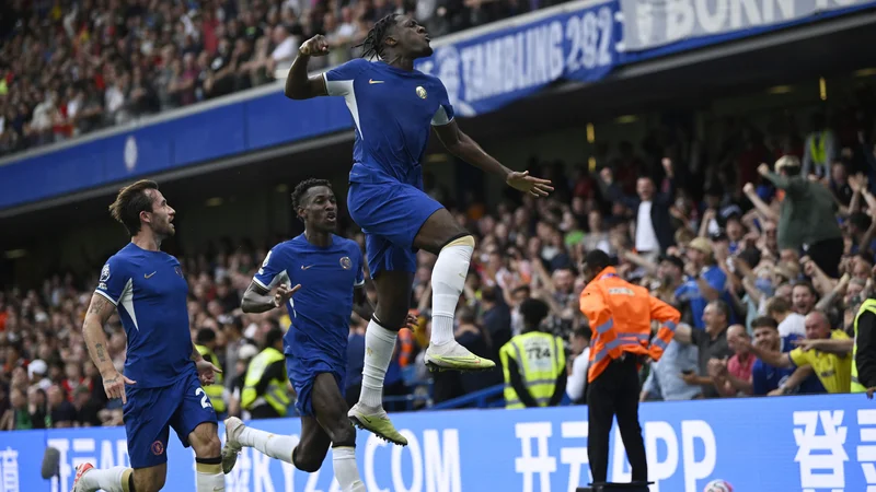 Axel Disasi (desno) je že v 37. minuti postavil končni izid derbija med Chelseajem in Liverpoolom (1:1). FOTO: Tony Obrien/Reuters