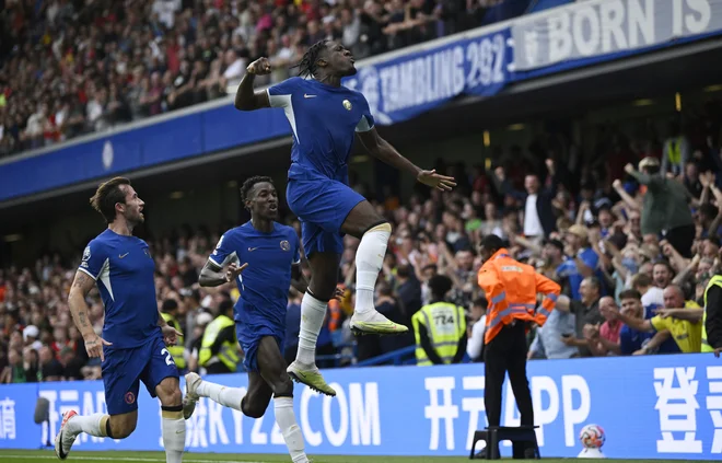 Axel Disasi (desno) je že v 37. minuti postavil končni izid derbija med Chelseajem in Liverpoolom (1:1). FOTO: Tony Obrien/Reuters
