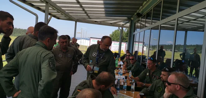 Na jutranjem brifingu pilotom razdelijo naloge, ki jih bodo opravili do večera. Foto Milena Zupanič