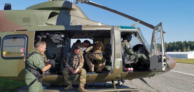 Ekipi Dela slovenski piloti omogočijo, da si prvi jutranji let ogledamo od blizu. Kasneje to ni več mogoče zaradi varnosti, saj je helikopterski promet na letališču ves dan izredno gost. Foto Milena Zupanič