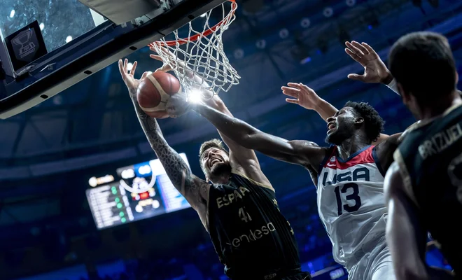 Juancho Hernangomez (41) in Jaren Jackson sta se odločno udarila pod obročema. FOTO: FEB